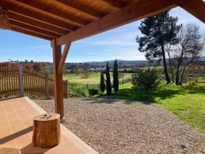 eine hölzerne Pergola mit Baumstumpf im Hof in der Unterkunft Ar da Beira - Serra da Estrela in Belmonte