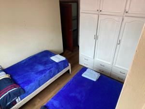 Een bed of bedden in een kamer bij Departamento Lujoso de 3 dormitorios ecualodge5