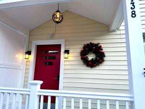 Una corona de Navidad en una casa con una puerta roja en 8-A Diamond in Yonkers, NY, en Yonkers
