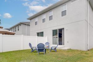 twee stoelen en een tafel voor een huis bij Sun Bay South Tampa Rental about 2 Mi to Ballast Point in Tampa