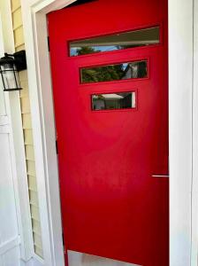 una puerta roja con una ventana en una casa en 8-A Diamond in Yonkers, NY en Yonkers