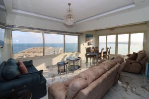 亞歷山大的住宿－Mamoura Private Beach, Exclusive Luxury & Comfort，客厅配有沙发和桌椅