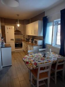 una cocina con mesa y sillas y una cocina con mesa y mesa. en Apartamento en Tenerife Islas Canarias, en Candelaria