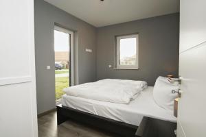 a bedroom with a bed and a window at Haus in idyllischer Lage mit Sauna, Terrasse und Garten - Villa Mondlicht in Vaschvitz