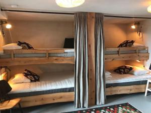 - une chambre avec 3 lits superposés dans une maison dans l'établissement Unikt boende, bästa läge, ski-in/ski-out Björnrike, à Vemdalen