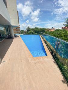 uma piscina ao lado de uma casa em Departamento Elegante y Relax by Torre Vento em Santa Cruz de la Sierra