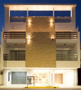 ビヤ・マリアにあるMendoza Aparts - Con cocheraの側面に照明がある建物