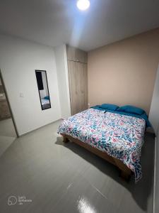 En eller flere senge i et værelse på EDIFICIO BUENOS AIRES APARTAMENTO 1 habitación