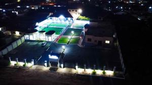 Tenis a/nebo squash v ubytování Bella Ella Hotel & Event Center nebo okolí