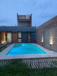 una piscina frente a un edificio de ladrillo en Casa amplia en ubicación tranquila de la ciudad en San Salvador de Jujuy