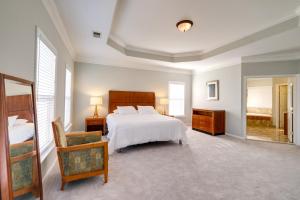 מיטה או מיטות בחדר ב-Springfield Sanctuary with Spacious Deck!