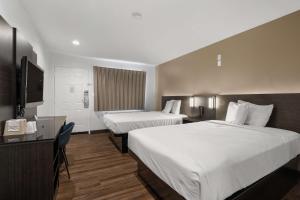 Habitación de hotel con 2 camas y TV en Motel 6-Escondido, CA, en Escondido