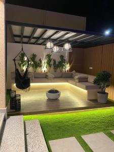 - un salon avec un canapé et de la pelouse verte dans l'établissement أكوا فيلا Aqua Villa, à Madīnat Yanbu‘ aş Şinā‘īyah