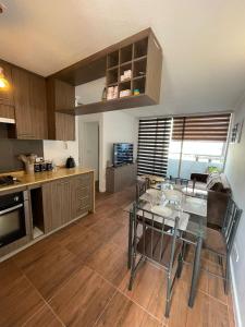 Una cocina con una mesa y sillas en una habitación. en San francisco 335/317, en Santiago