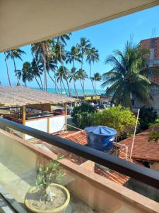 uma vista para a praia a partir da varanda de uma casa em Cocco Pousada em Maragogi