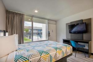 une chambre d'hôtel avec un lit et une télévision dans l'établissement Studio 6 Rosenberg TX, à Rosenberg