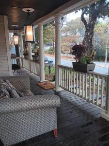 eine Veranda mit einem Sofa und einem Baum in der Unterkunft Downtown Abbey @ DODD in Atlanta