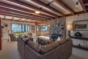 sala de estar con sofá grande y chimenea en Evans Lakeview- Hot Tub- Fireplace- Walk To Lake- Minutes to Homewood Resort, en Homewood