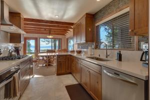 Kuchyňa alebo kuchynka v ubytovaní Evans Lakeview- Hot Tub- Fireplace- Walk To Lake- Minutes to Homewood Resort