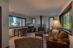 Posedenie v ubytovaní Evans Lakeview- Hot Tub- Fireplace- Walk To Lake- Minutes to Homewood Resort