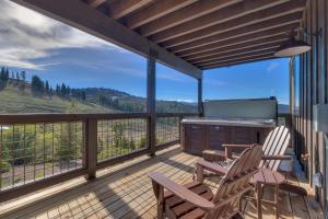 トラッキーにあるFour Seasons at Tahoe Donner - Gorgeous 4 BR Private Hot Tub- Pool Table- Amenity Accessの椅子2脚・テレビ付きポーチ