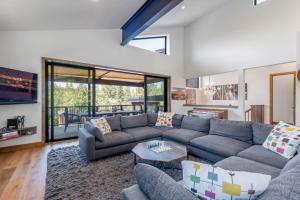 Harmony at Tahoe Donner - Ultra Modern 4 BR, Hot Tub, Game Room, Amenity Access 휴식 공간