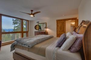 - une chambre avec un grand lit et une fenêtre dans l'établissement Kings Way Lake View - Spacious 4 BR w Private Hot Tub, Pool Table!, à Tahoe Vista