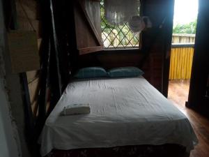 Bett in einem Zimmer mit Fenster in der Unterkunft Hostal Té de Menta in Muisne
