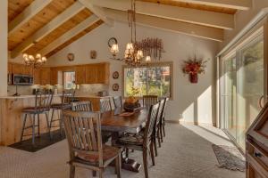 une cuisine et une salle à manger avec une table et des chaises en bois dans l'établissement Lake Haven at Dollar Point - Spacious 4 BR w Lake Views, Sauna, Near Ski Resorts!, à Tahoe City