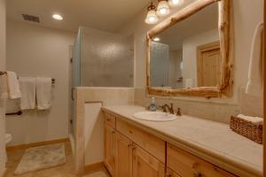 une salle de bain avec un lavabo et un miroir dans l'établissement Lake Haven at Dollar Point - Spacious 4 BR w Lake Views, Sauna, Near Ski Resorts!, à Tahoe City 17 autres photos