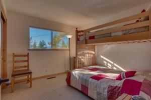 - une chambre avec 2 lits superposés et une chaise dans l'établissement Lake Haven at Dollar Point - Spacious 4 BR w Lake Views, Sauna, Near Ski Resorts!, à Tahoe City