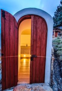 an open door to a house with an archway at Casa Iglú in Santa Sofía