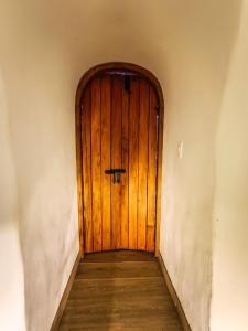 a wooden door in a hallway with a wooden floor at Casa Iglú in Santa Sofía