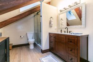 タホシティにあるLake of the Sky at Dollar Point - Stunning 4BR,4BA w Lake Views, Hot Tub and Pet-friendlyのトイレ、洗面台、鏡のあるバスルーム +21枚の写真