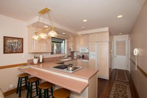 una cucina con un'ampia isola e un piano di lavoro di Lakeside Escape - Beautiful Lakefront, Pier, Wood Fireplace, Private Hot Tub a Tahoe Vista