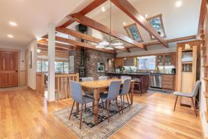 Dapur atau dapur kecil di Lupine Lodge at Tahoe Park on the West Shore - Hot Tub, Beach Access, Near Ski Resorts!
