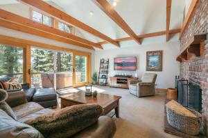 Ruang duduk di Lupine Lodge at Tahoe Park on the West Shore - Hot Tub, Beach Access, Near Ski Resorts!