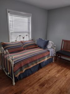 Ce lit se trouve dans un dortoir doté d'une fenêtre. dans l'établissement Roseville Retreat, à Roseville