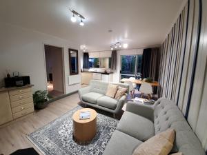 Sala de estar con 2 sofás y mesa en Peak Sport Chalet en Wanaka