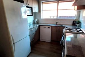 Kuchyň nebo kuchyňský kout v ubytování Spacious Unit in Convenient Location