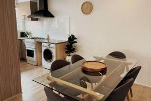 Kuchyň nebo kuchyňský kout v ubytování Spacious Unit in Convenient Location