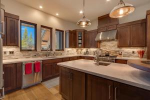 una grande cucina con armadietti in legno ed elettrodomestici in acciaio inossidabile di Sage Hen at Grays Crossing - Gorgeous 4BR 4BA Home w Private Hot Tub a Truckee Altre 25 foto