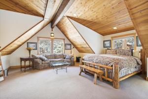 een slaapkamer met een groot bed en een houten plafond bij Silverado Lodge at Palisades - 4BR w Private Hot Tub & Ski Shuttle in Olympic Valley