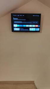 Un televisor de pantalla plana colgado en una pared en Studio Uno cosy, en Choisy-le-Roi