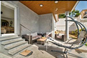 eine Terrasse mit einer Treppe, einem Sofa und einem Stuhl in der Unterkunft Villa Playa la Arena Beach 12 Pers in Puerto de Santiago