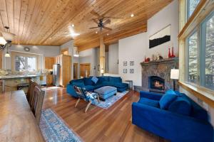 a living room with blue couches and a fireplace at Skislope Manor - Spacious Tahoe Donner 4 BR with Gorgeous Home Theater and Hot Tub in Truckee