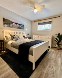 a bedroom with a bed and a ceiling fan at Casa Azul in Bracebridge