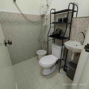 uma casa de banho com um WC e um lavatório em Casa Mercado III em Lipa
