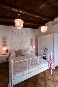パレルモにあるAttico Finocchiaro - Terrazza in Centro Wifi Freeのベッドルーム(白いベッド1台、ランプ2つ付)