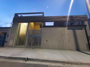 une maison avec un solarium sur son côté dans l'établissement Departamento Elena 2, à Santa Rosa